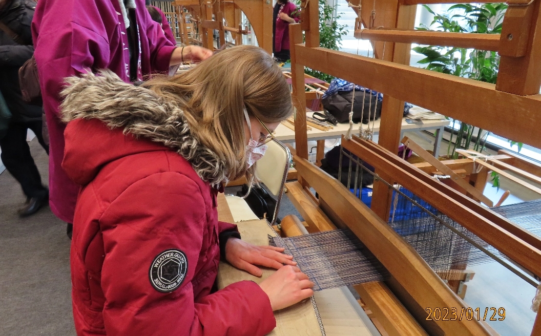 工芸士による手織り体験